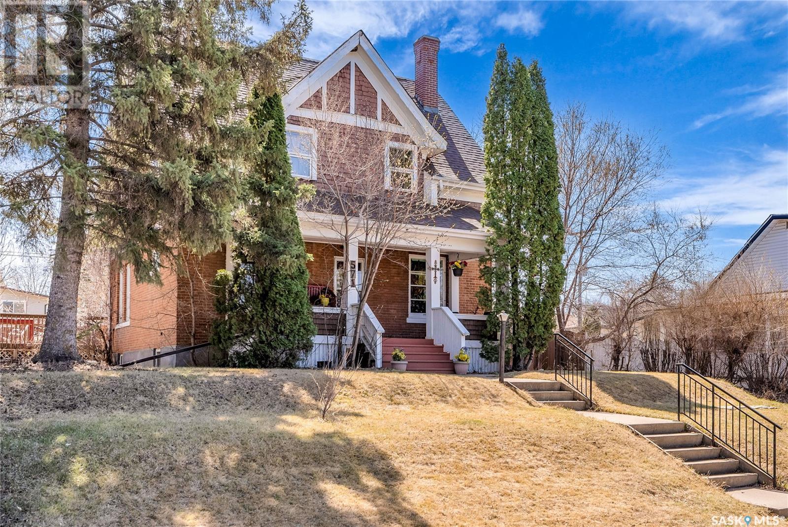 Property at 571 19th STREET E image 3