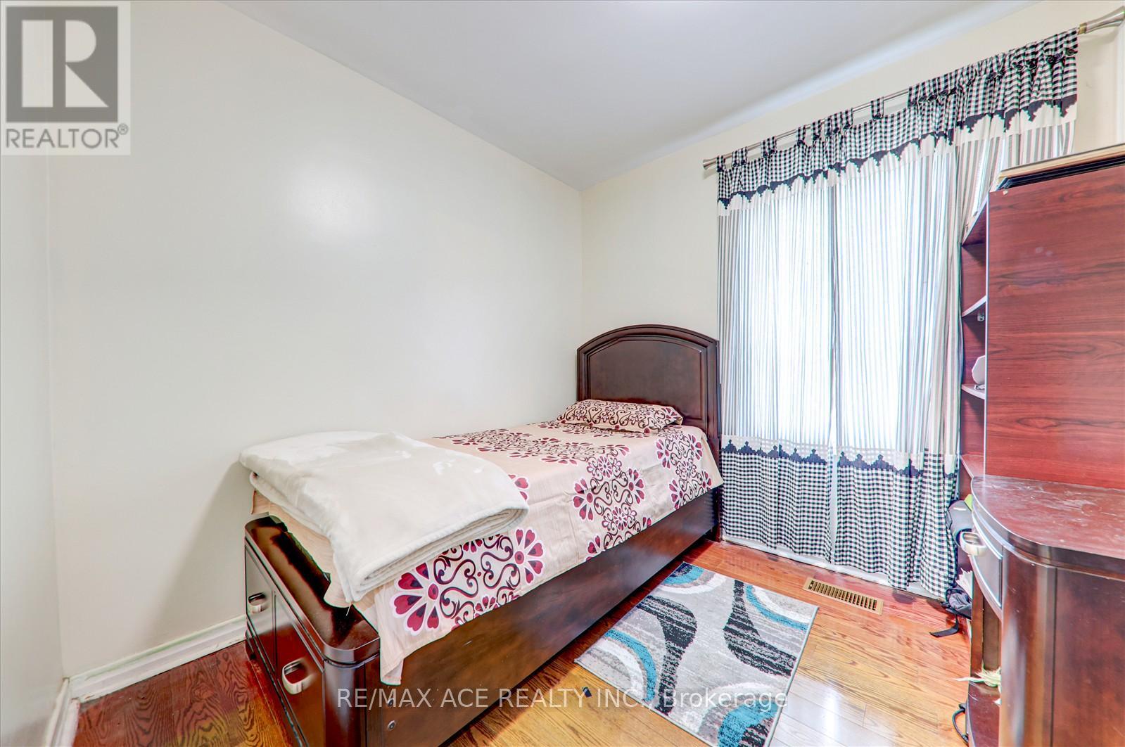 40 Lombardy Crescent, Toronto, Ontario  M1K 4N8 - Photo 12 - E12132302