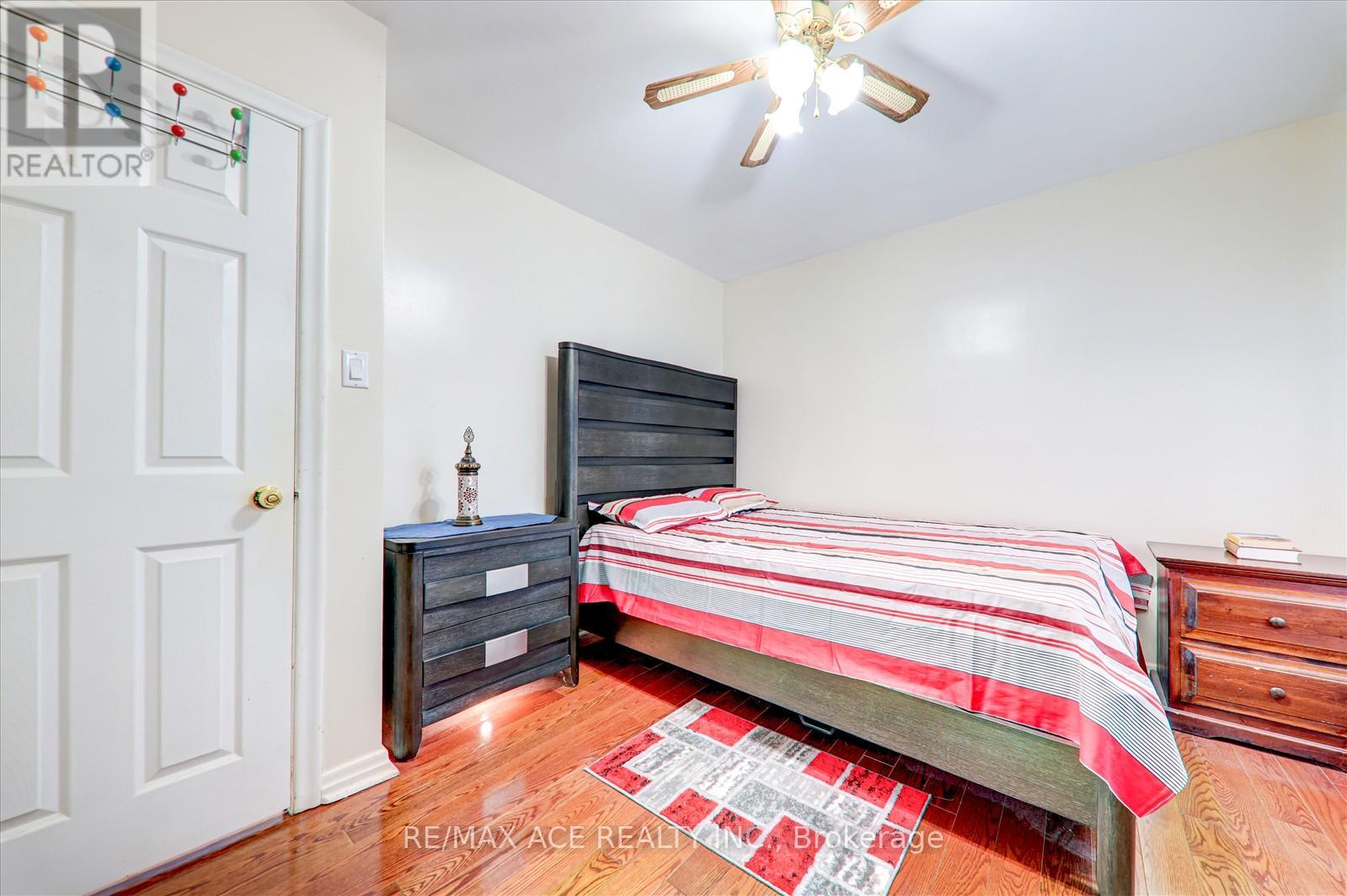 40 Lombardy Crescent, Toronto, Ontario  M1K 4N8 - Photo 17 - E12132302