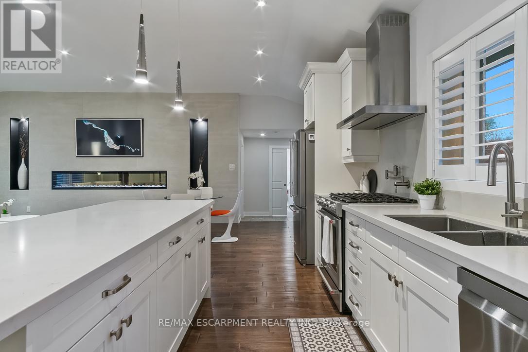 2054 Rebecca Street, Oakville, Ontario  L6L 2A2 - Photo 11 - W12117022