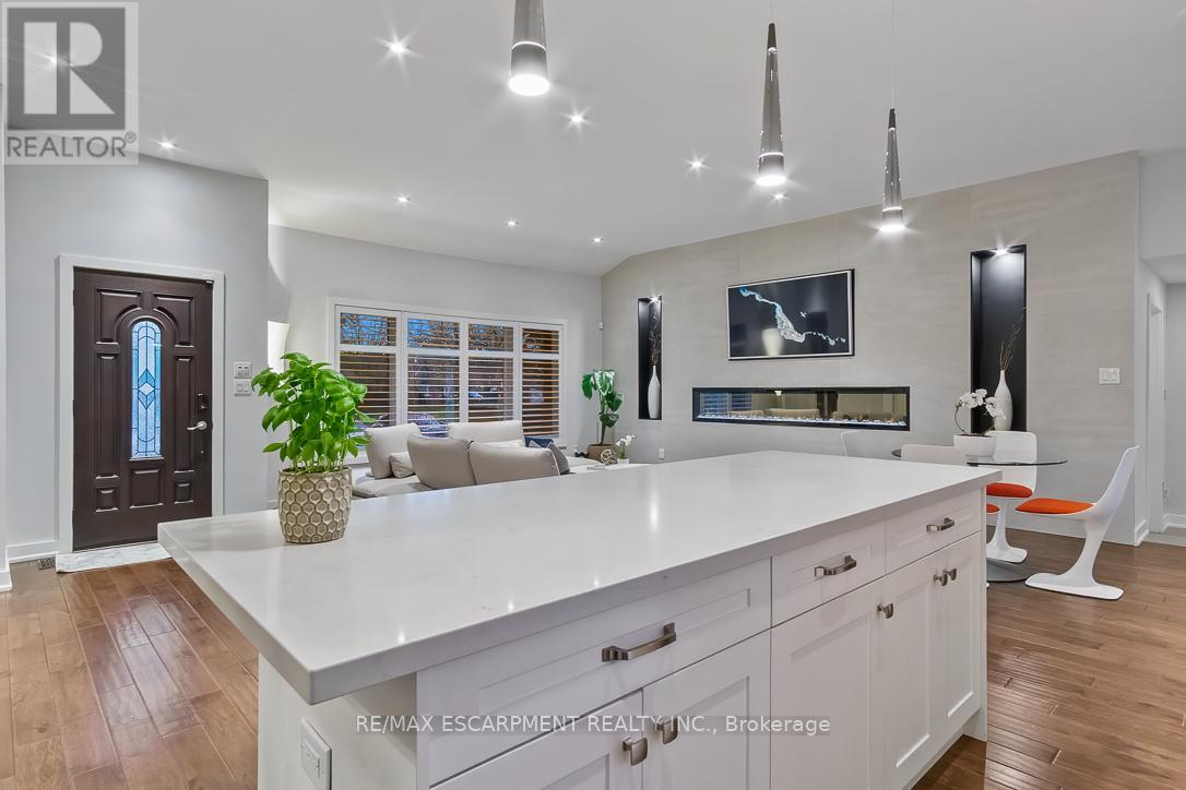 2054 Rebecca Street, Oakville, Ontario  L6L 2A2 - Photo 12 - W12117022