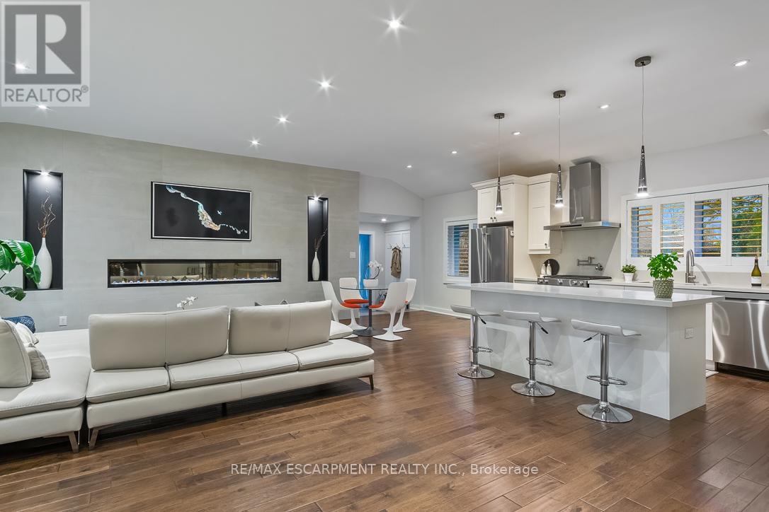 2054 Rebecca Street, Oakville, Ontario  L6L 2A2 - Photo 3 - W12117022
