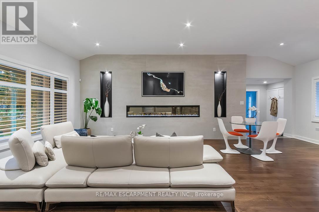 2054 Rebecca Street, Oakville, Ontario  L6L 2A2 - Photo 4 - W12117022