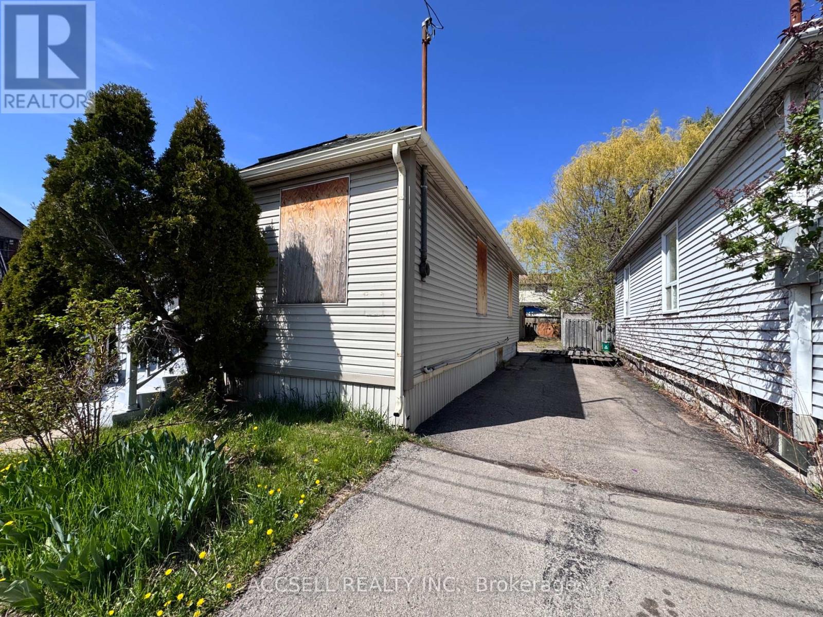 Property at 1371 CANNON STREET E image 3
