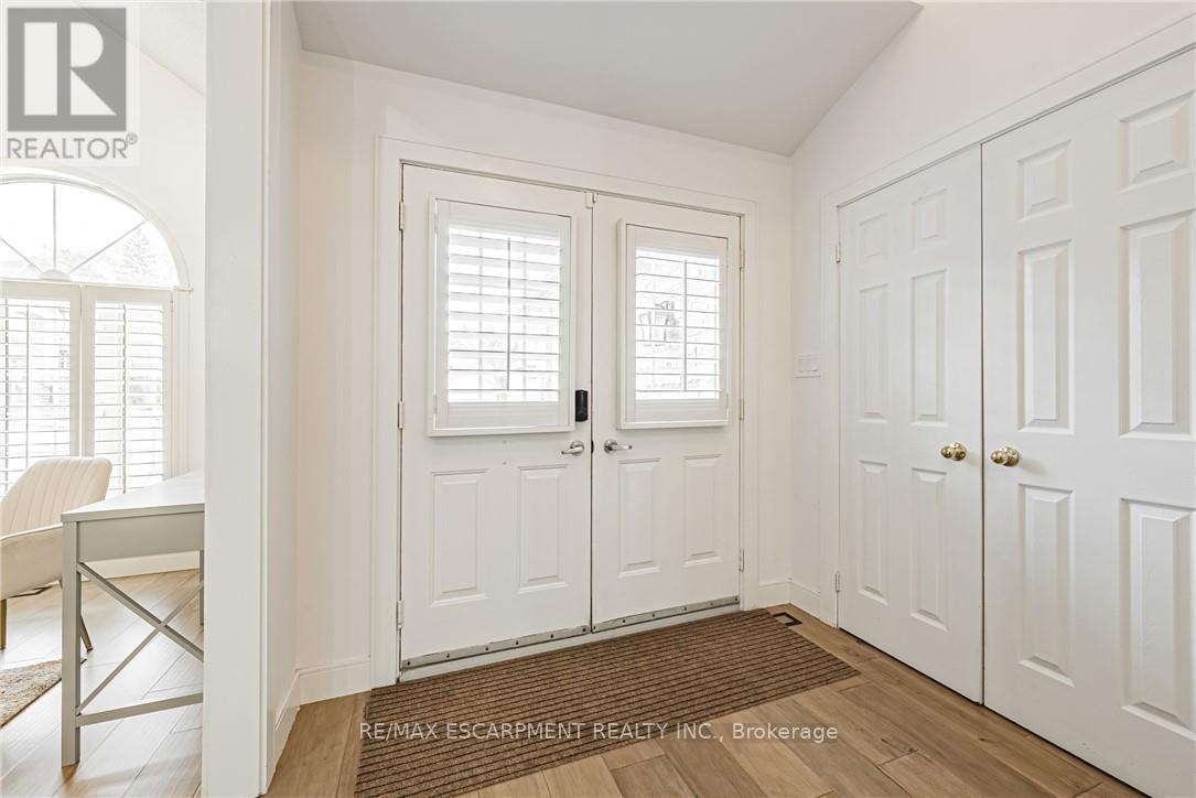 6 Windmill Place, Hamilton (Dundas), Ontario  L9M 6V9 - Photo 4 - X12132282
