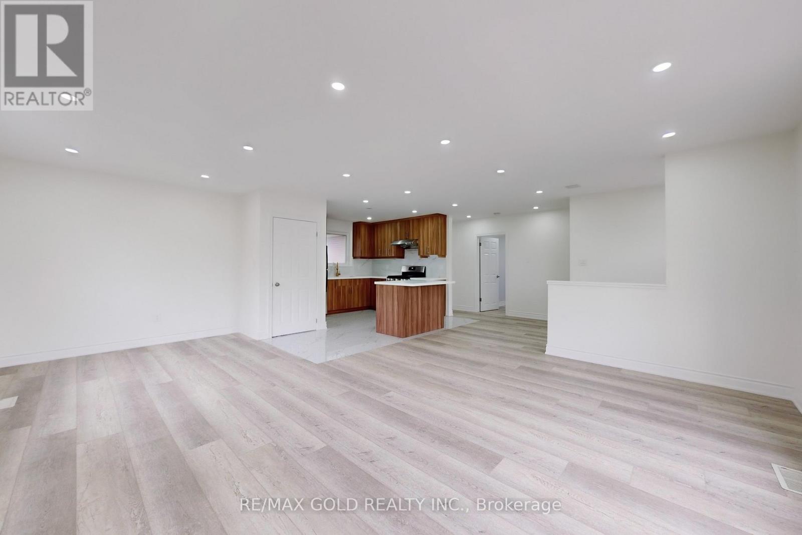 70 Kimbark Drive, Brampton, Ontario  L6X 2A4 - Photo 4 - W12123454