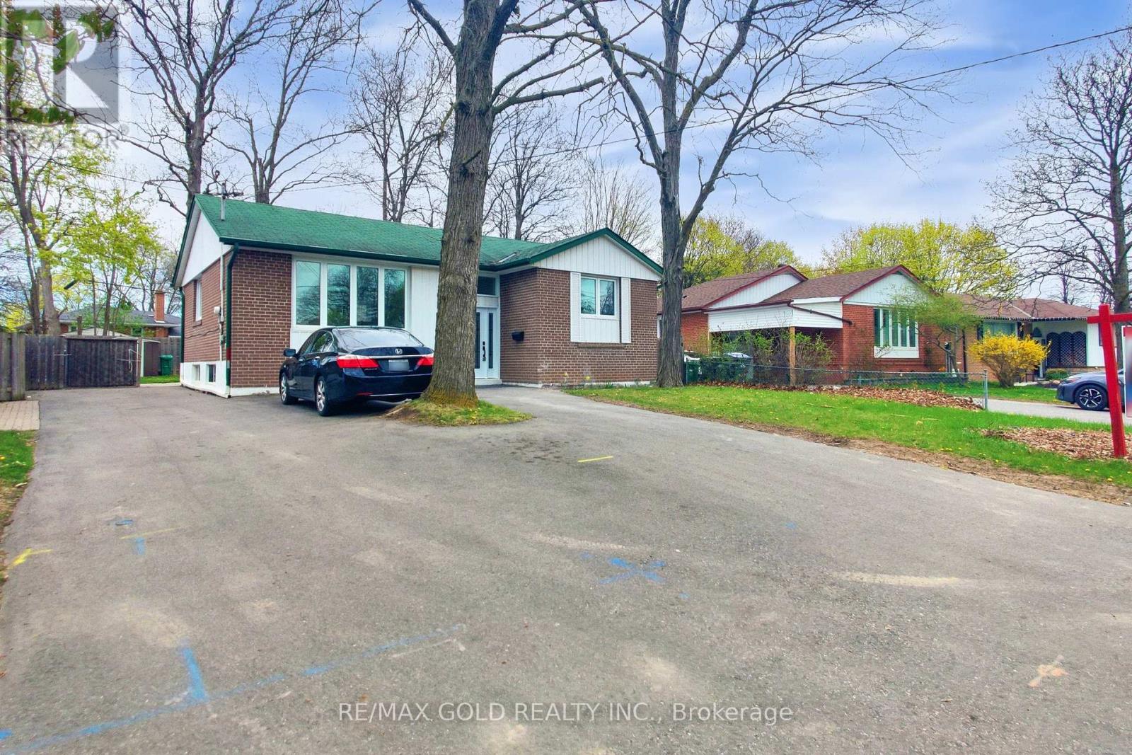 70 Kimbark Drive, Brampton, Ontario  L6X 2A4 - Photo 2 - W12123454