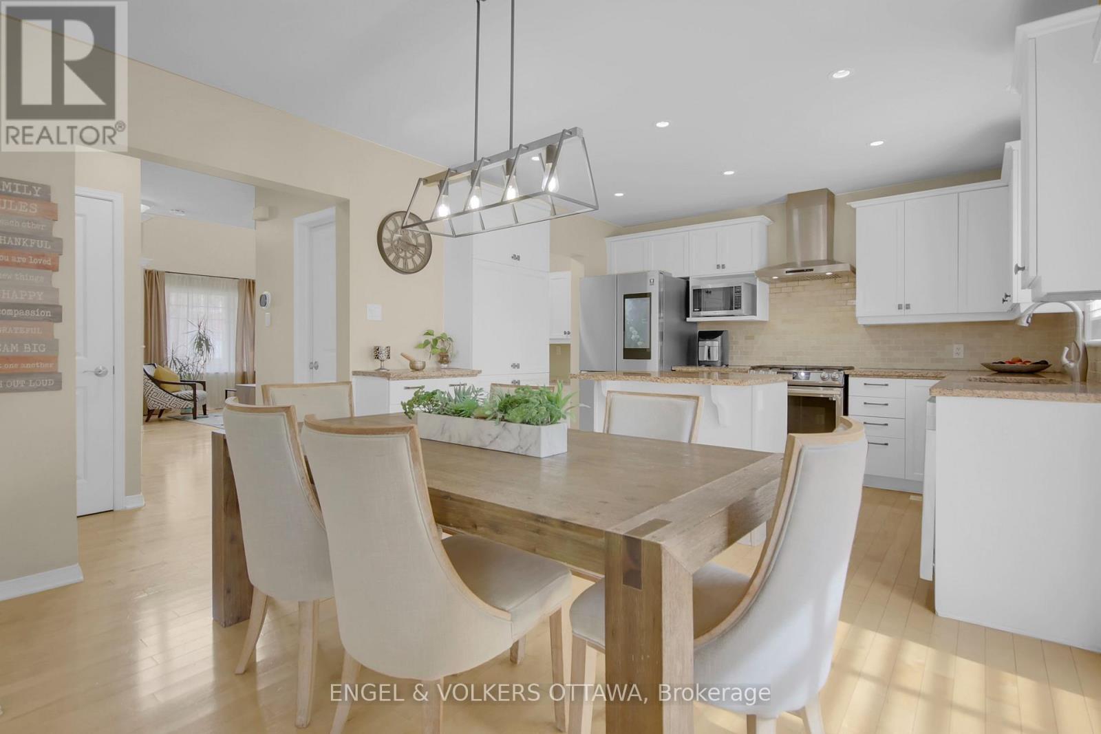 153 Arrowwood Drive, Ottawa, Ontario  K2S 2G3 - Photo 11 - X12132320