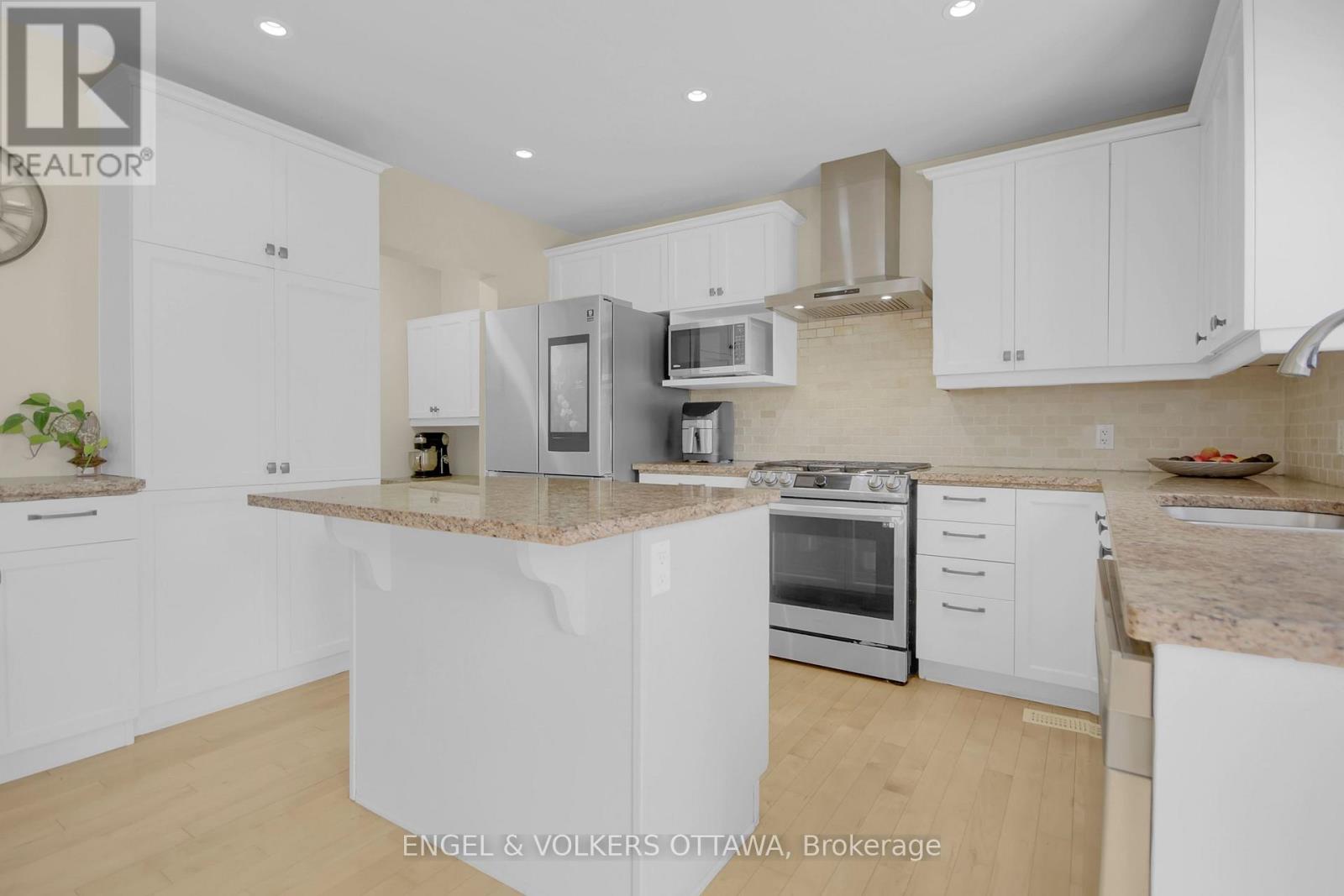 153 Arrowwood Drive, Ottawa, Ontario  K2S 2G3 - Photo 13 - X12132320