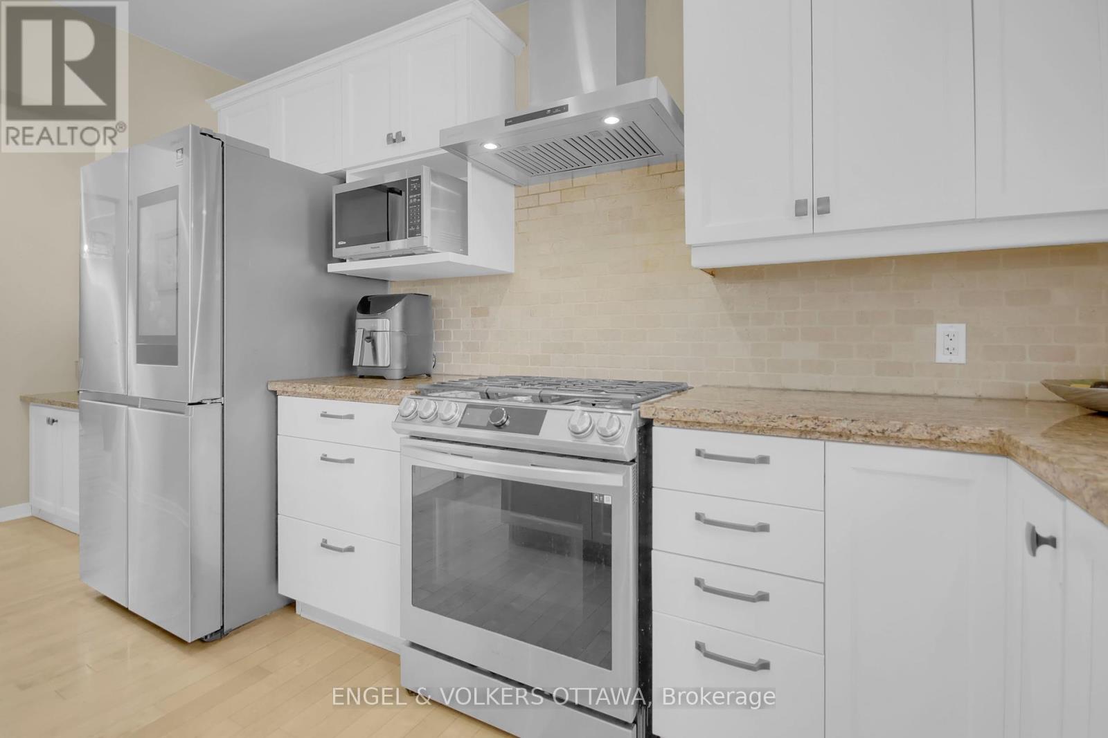 153 Arrowwood Drive, Ottawa, Ontario  K2S 2G3 - Photo 14 - X12132320