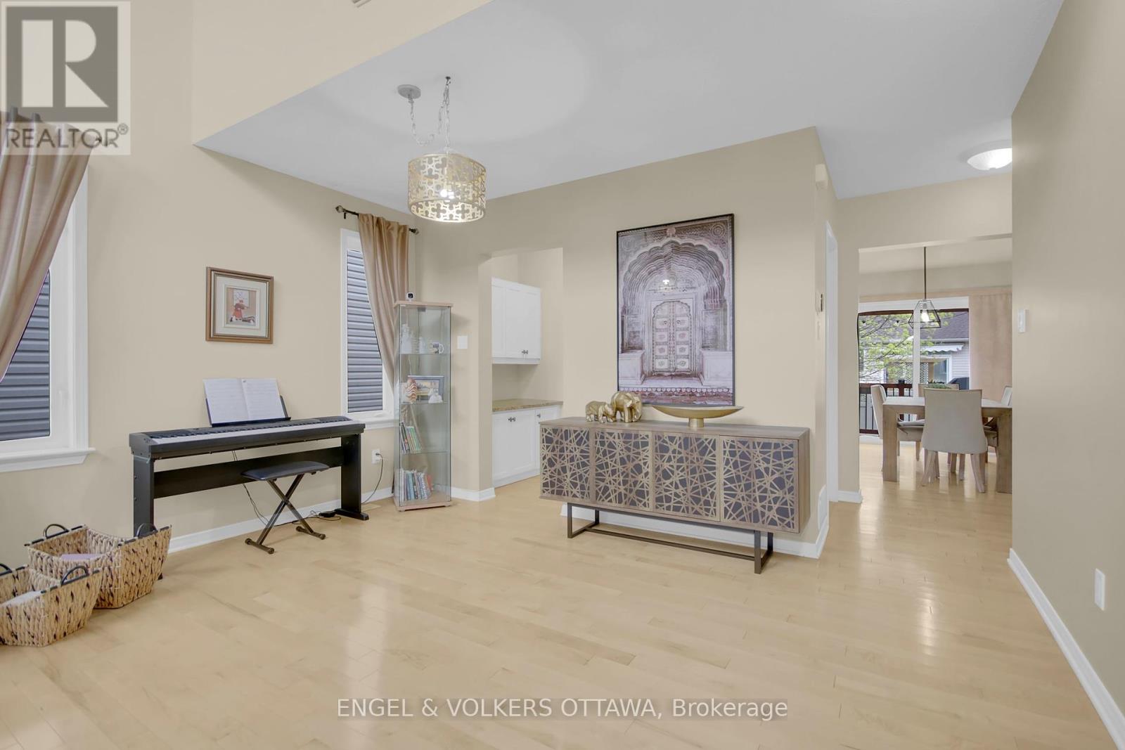 153 Arrowwood Drive, Ottawa, Ontario  K2S 2G3 - Photo 6 - X12132320