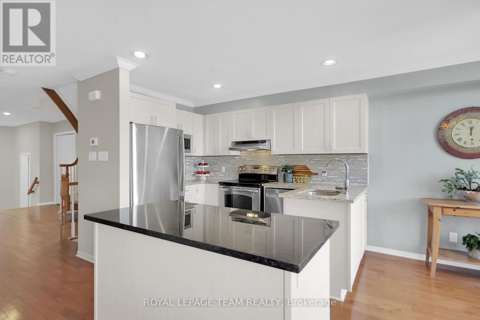 484 Meadowbreeze Drive, Ottawa, Ontario  K2M 2T6 - Photo 9 - X12132157