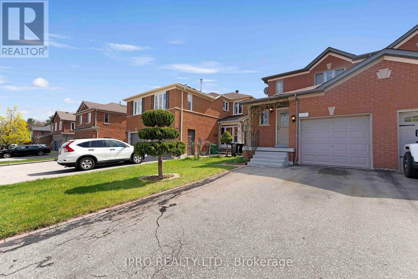5607 Palmerston Crescent, Mississauga, Ontario  L5M 5Y6 - Photo 2 - W12132352