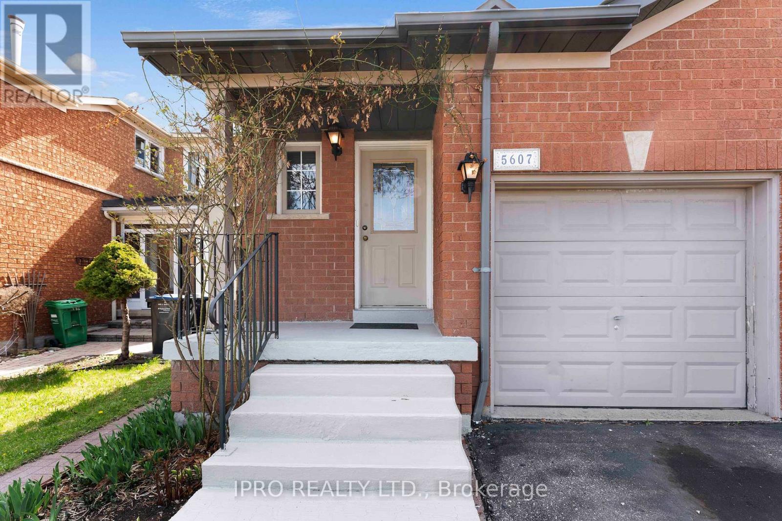 5607 Palmerston Crescent, Mississauga, Ontario  L5M 5Y6 - Photo 3 - W12132352