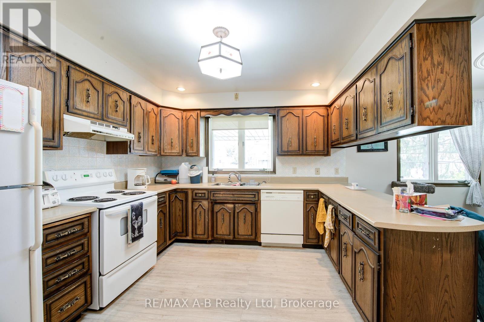 99 Woodstock Street N, East Zorra-Tavistock, Ontario N0B 2R0 - Photo 19 - X12130918