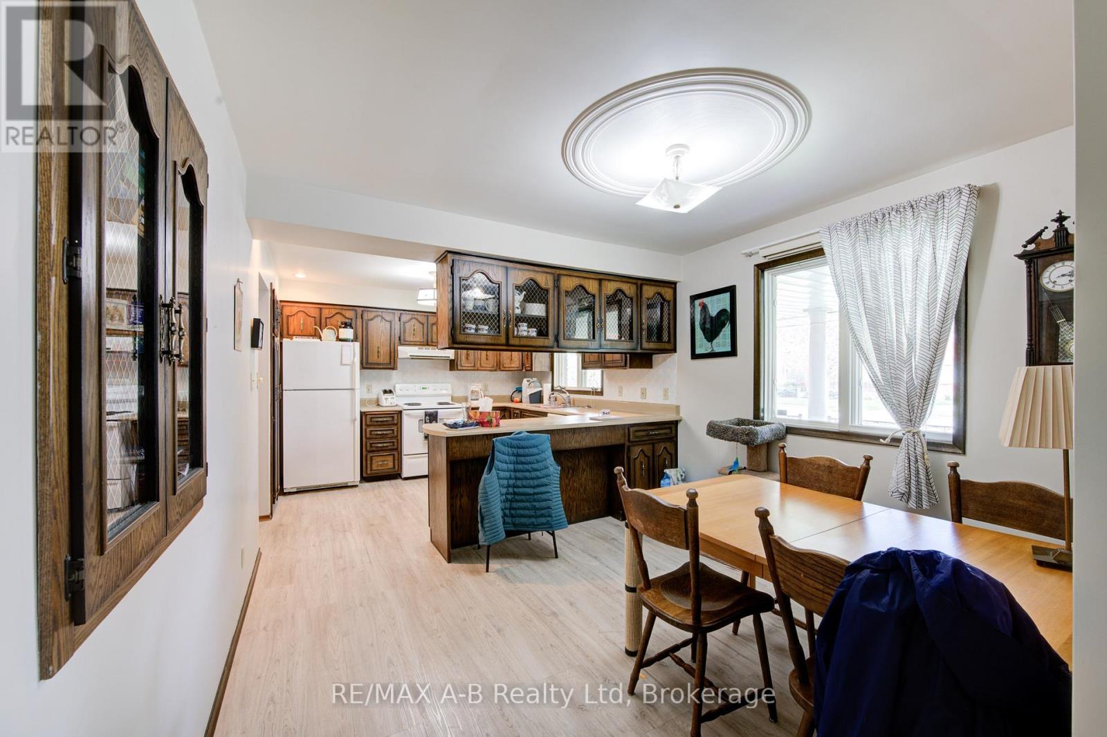 99 Woodstock Street N, East Zorra-Tavistock, Ontario N0B 2R0 - Photo 16 - X12130918