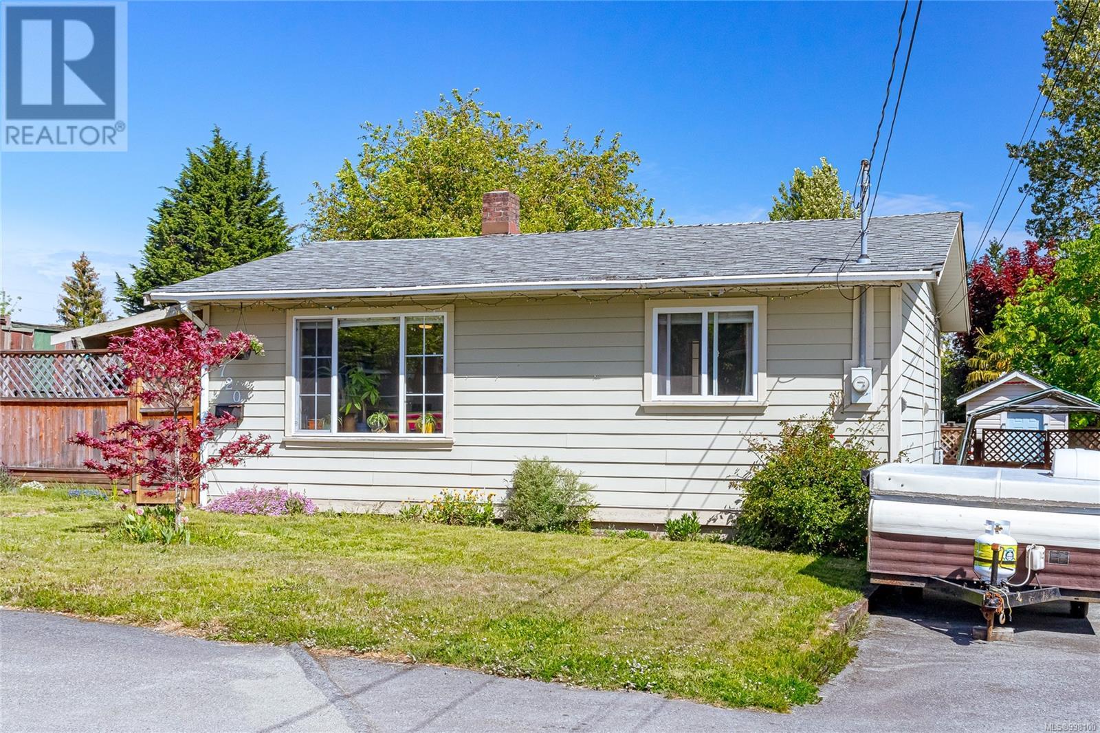Property at 720 Oakley St image 2