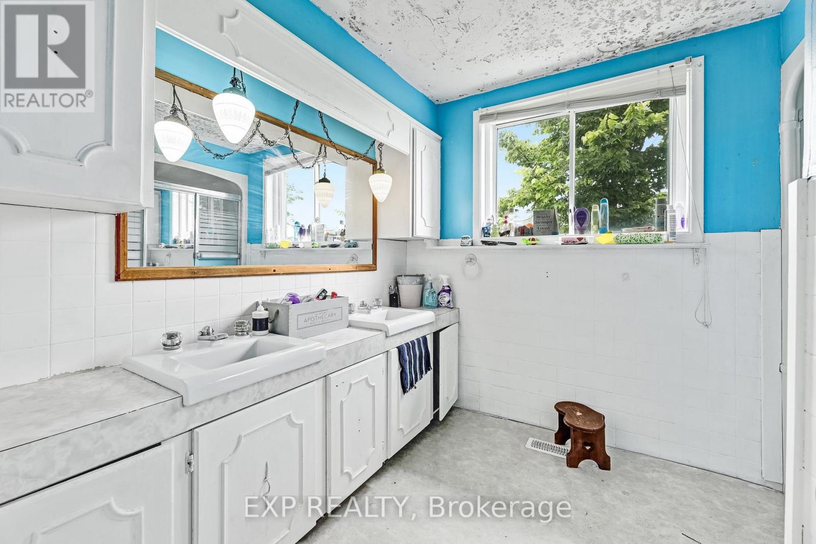 56 Victoria Avenue E, South Huron, Ontario  N0M 1M0 - Photo 23 - X12132432