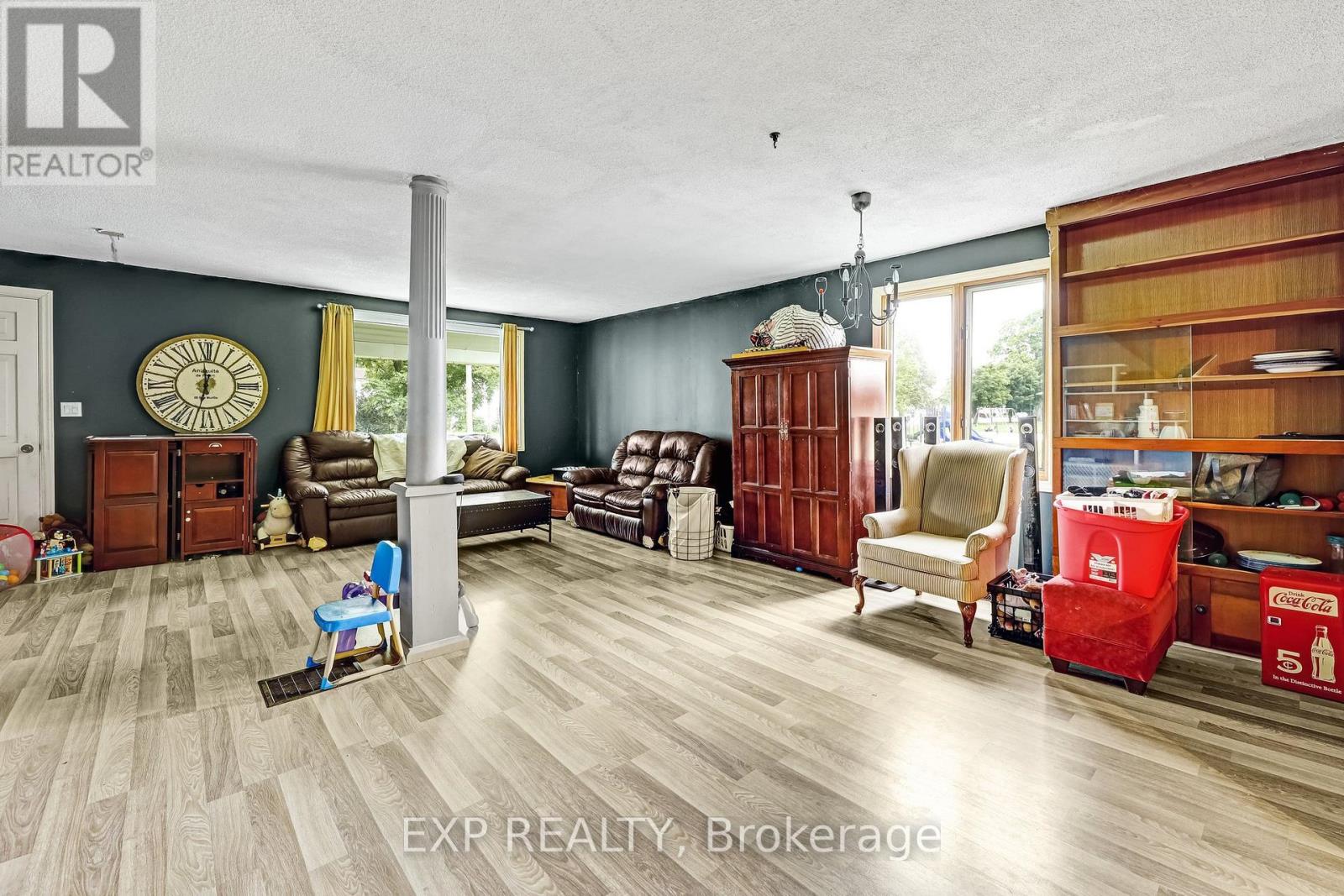 56 Victoria Avenue E, South Huron, Ontario  N0M 1M0 - Photo 5 - X12132432