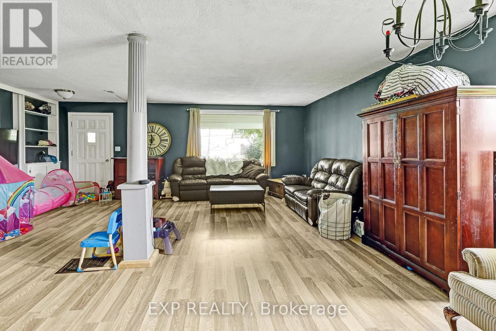 56 Victoria Avenue E, South Huron, Ontario  N0M 1M0 - Photo 8 - X12132432