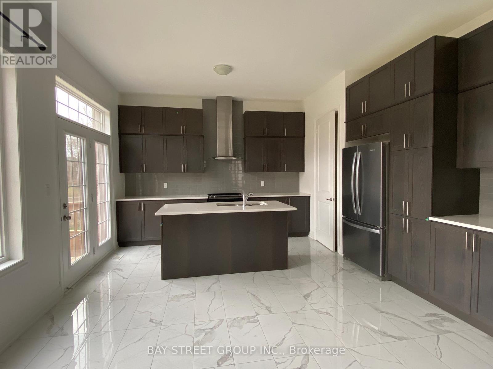 46 Blenheim Circle, Whitby, Ontario  L1P 0E2 - Photo 2 - E12132456