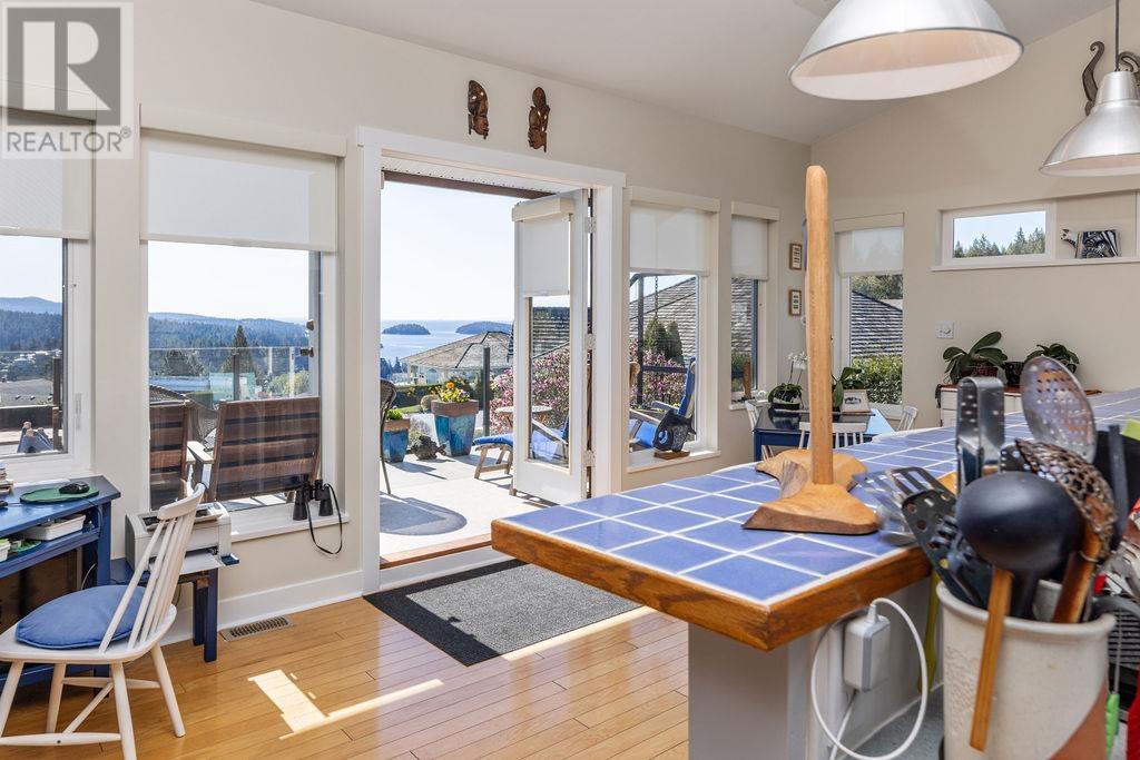 Property at 802 OCEANMOUNT BOULEVARD image 3