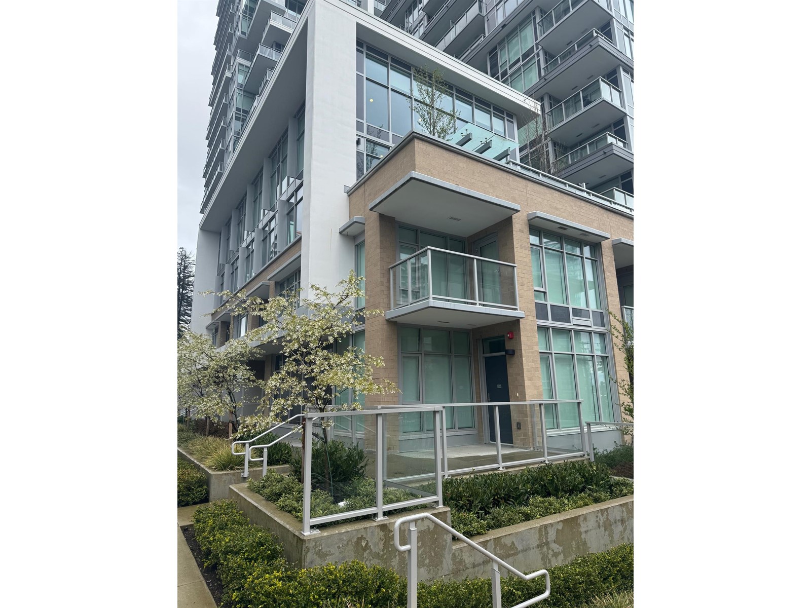 Th4 13350 Central Avenue, Surrey, British Columbia  V3T 0S1 - Photo 1 - R2987480