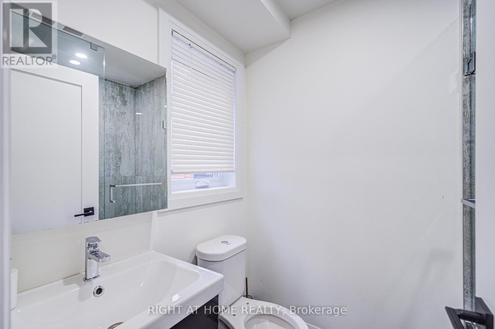 1368 Strathy Avenue, Mississauga, Ontario  L5E 2L2 - Photo 28 - W12132503