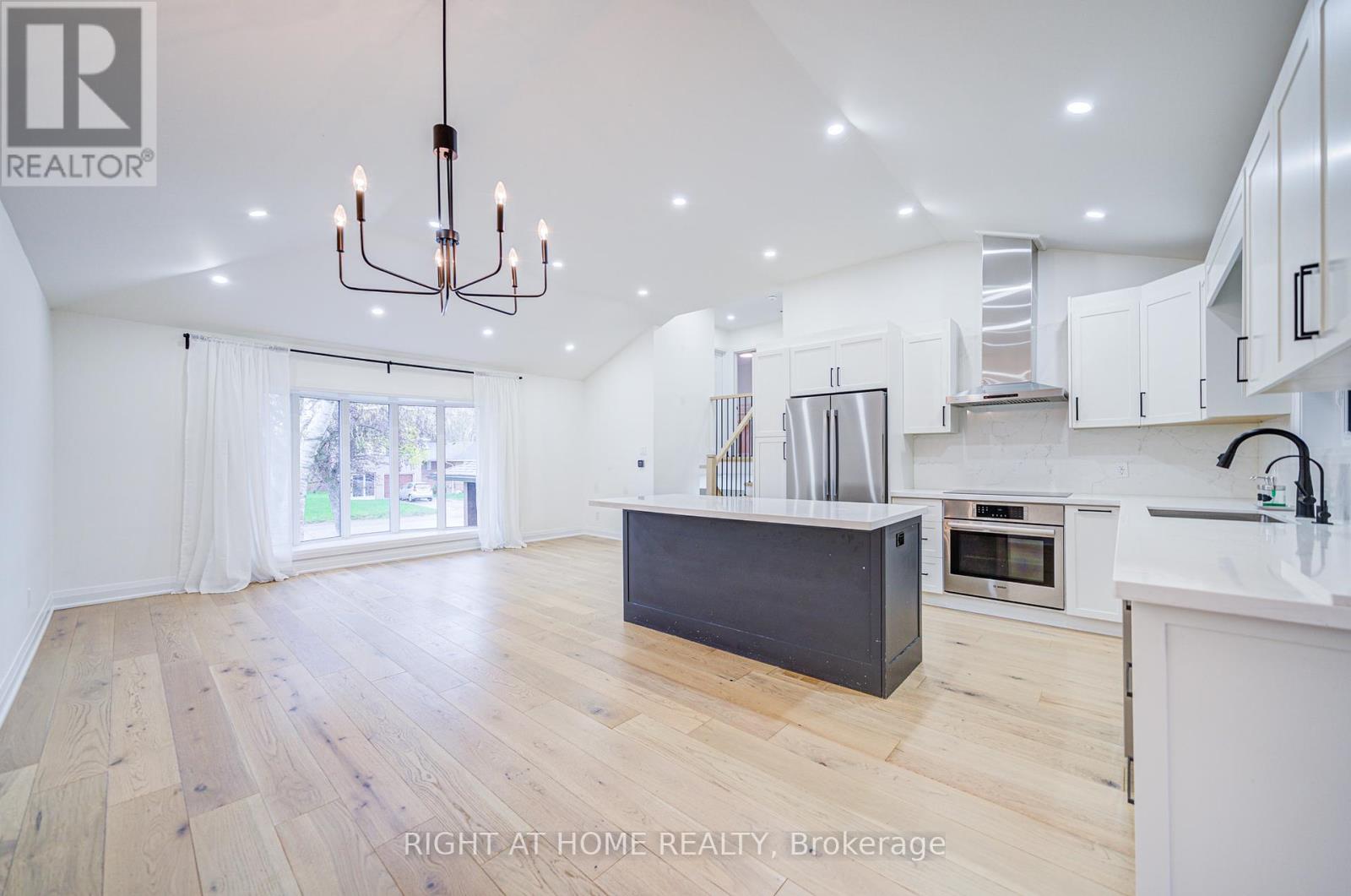 1368 Strathy Avenue, Mississauga, Ontario  L5E 2L2 - Photo 8 - W12132503