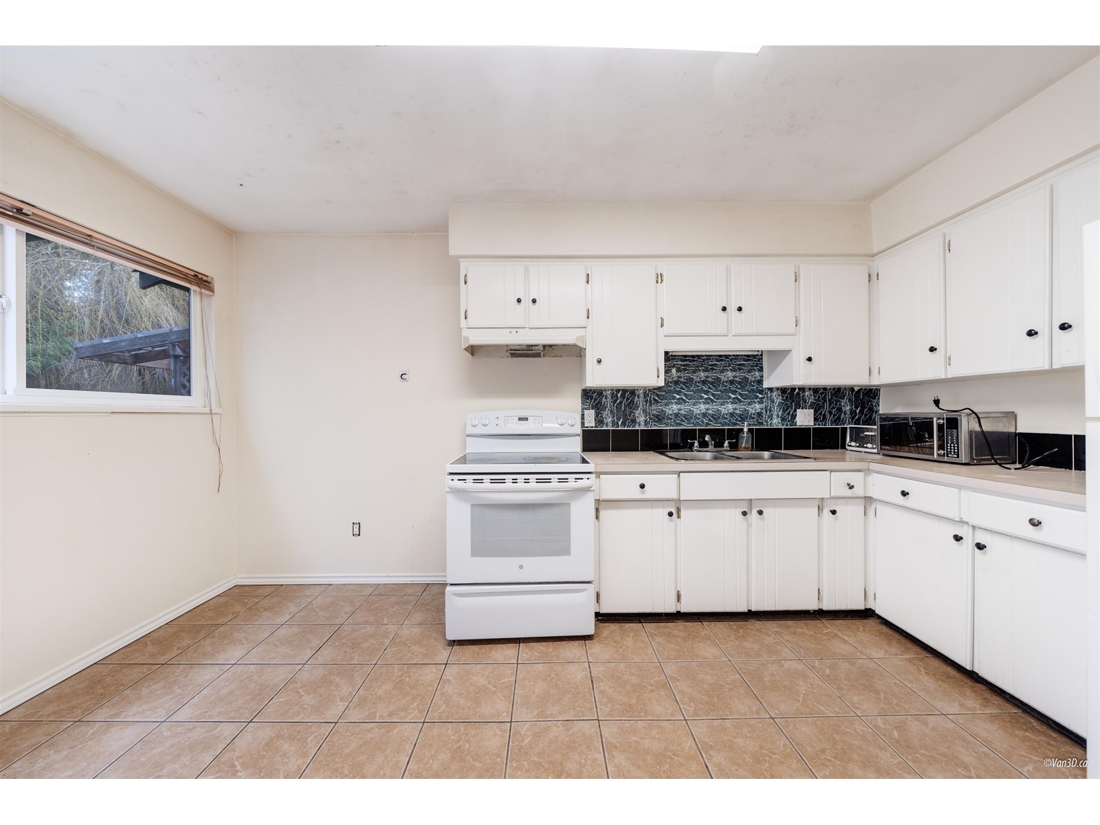 Property at 9687 131 STREET image 4