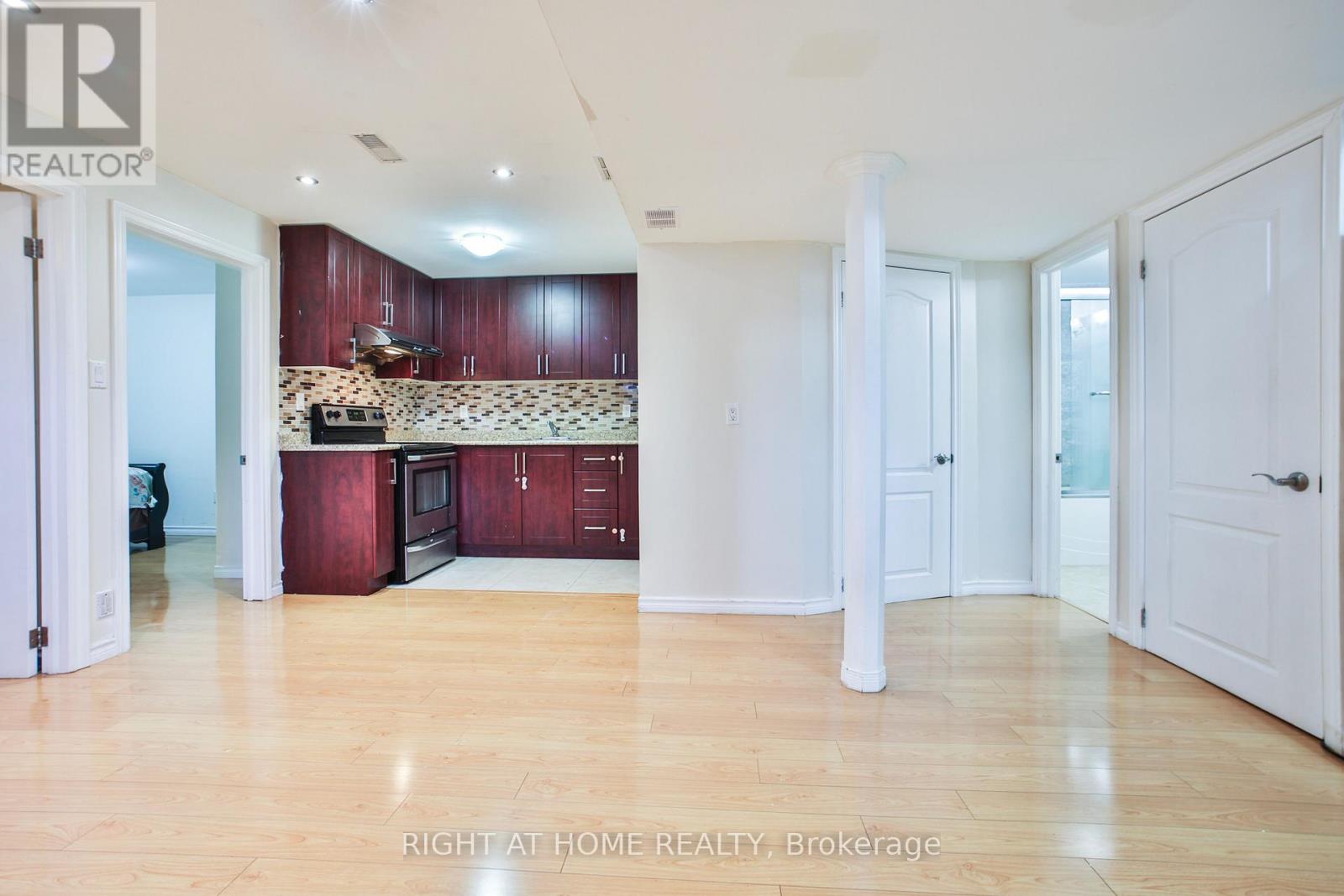 Lower - 33 Wasaga Road, Brampton, Ontario  L6X 3B1 - Photo 8 - W12132527