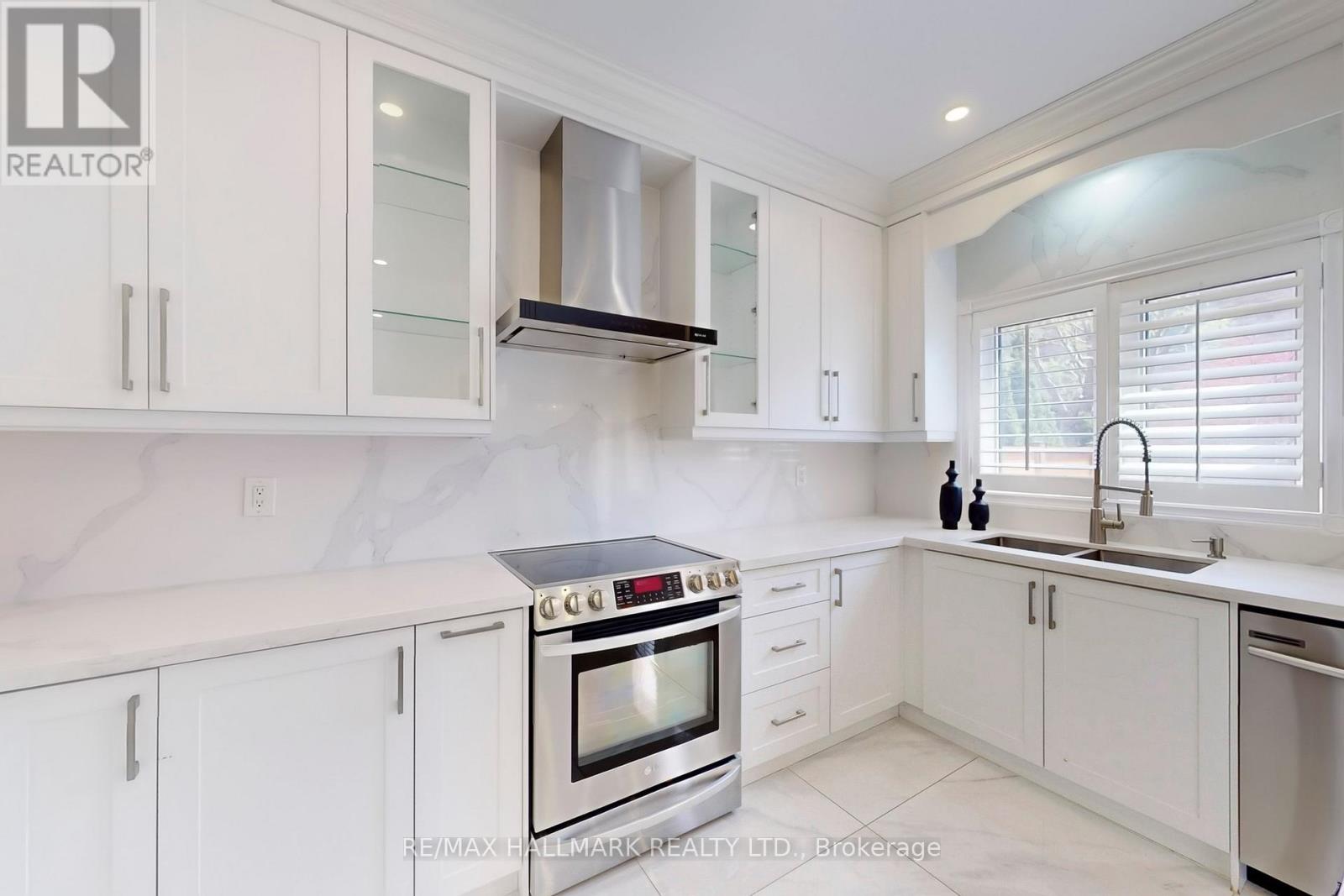 3822 Mcdowell Drive, Mississauga, Ontario  L5M 6P5 - Photo 5 - W12132557
