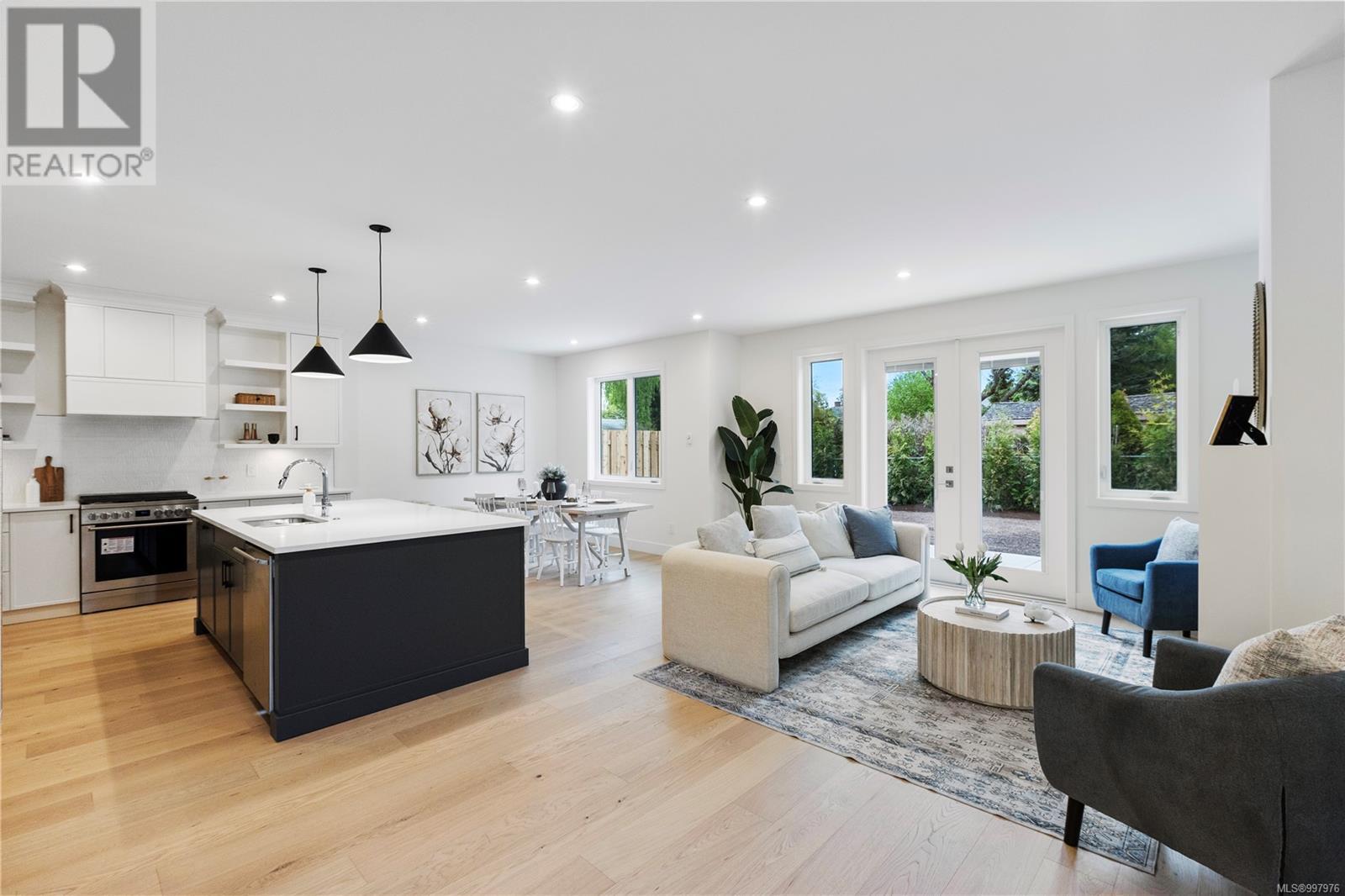 Property at 220 Kamloops Ave image 3