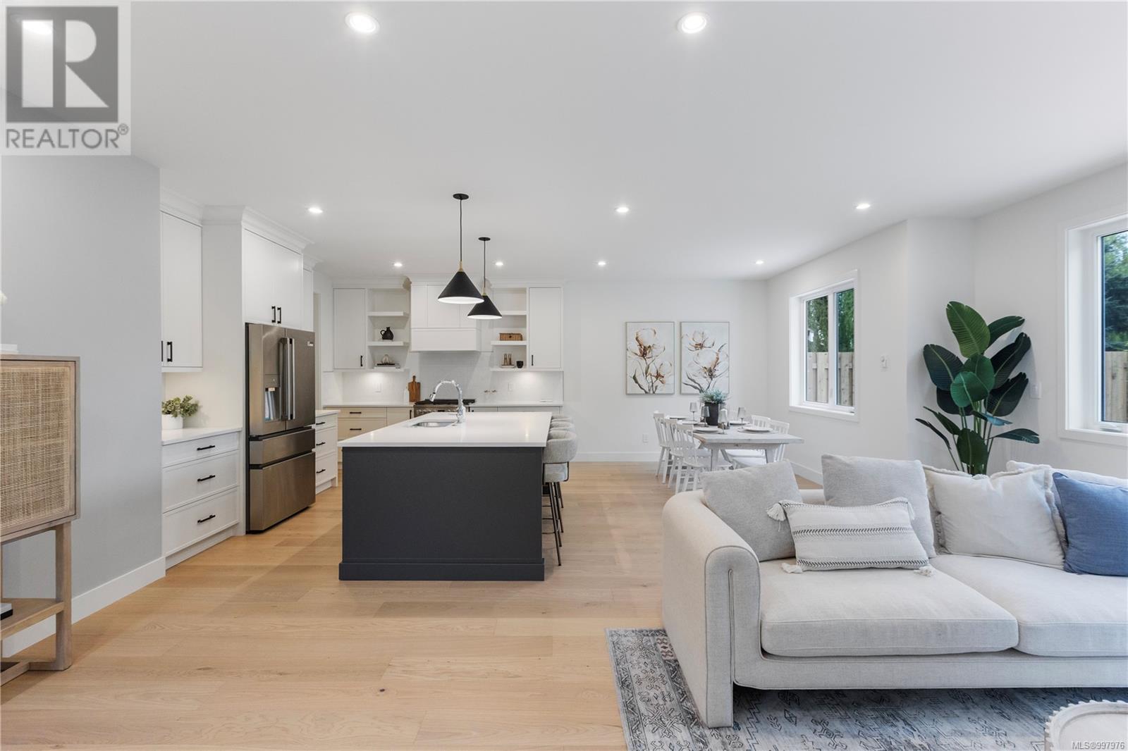 Property at 220 Kamloops Ave image 4