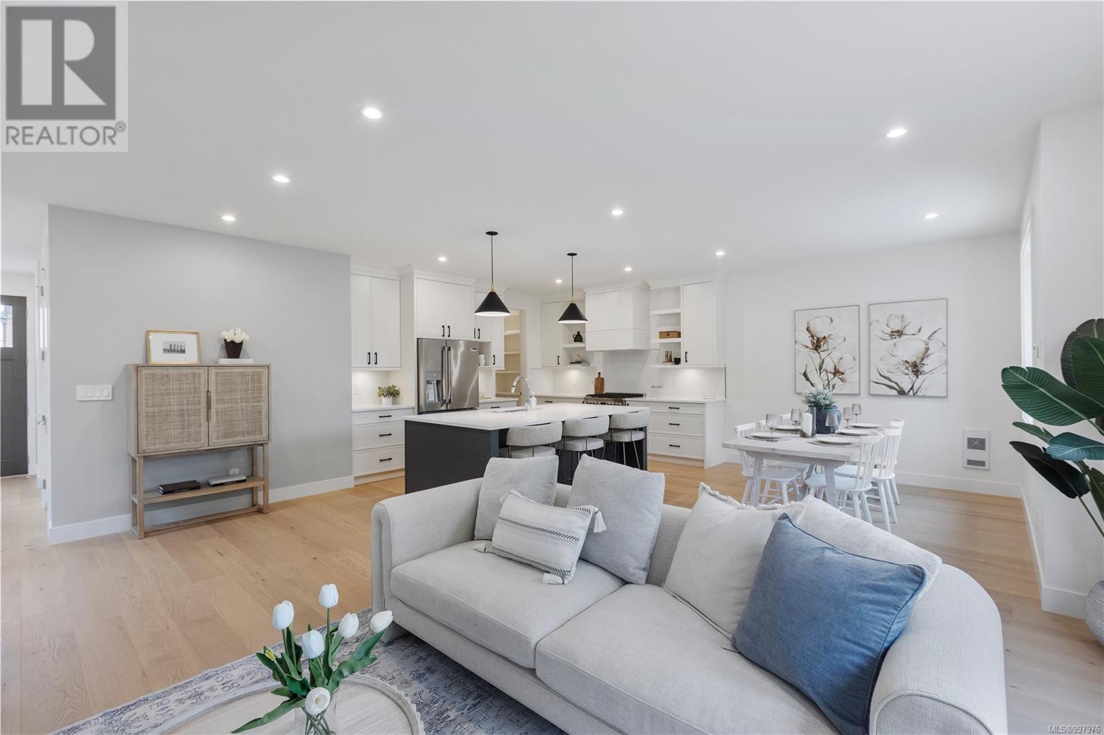 Property at 220 Kamloops Ave image 5