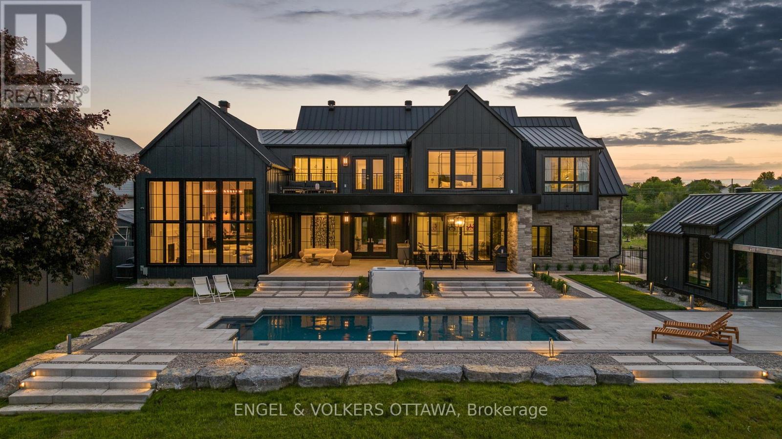 39 Winding Way, Ottawa, Ontario  K2C 3H1 - Photo 2 - X12132683
