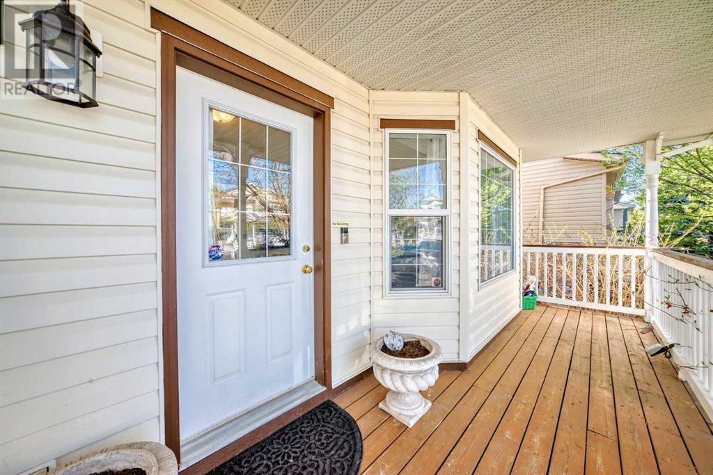 Property at 166 Covehaven View NE image 2