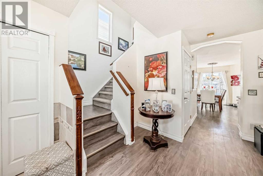 Property at 166 Covehaven View NE image 4