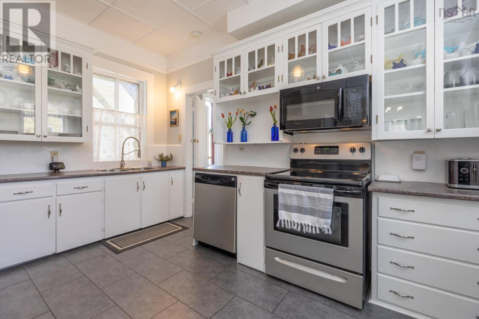 68-70 Cliff Street, Yarmouth, Nova Scotia  B5A 3J3 - Photo 6 - 202508698