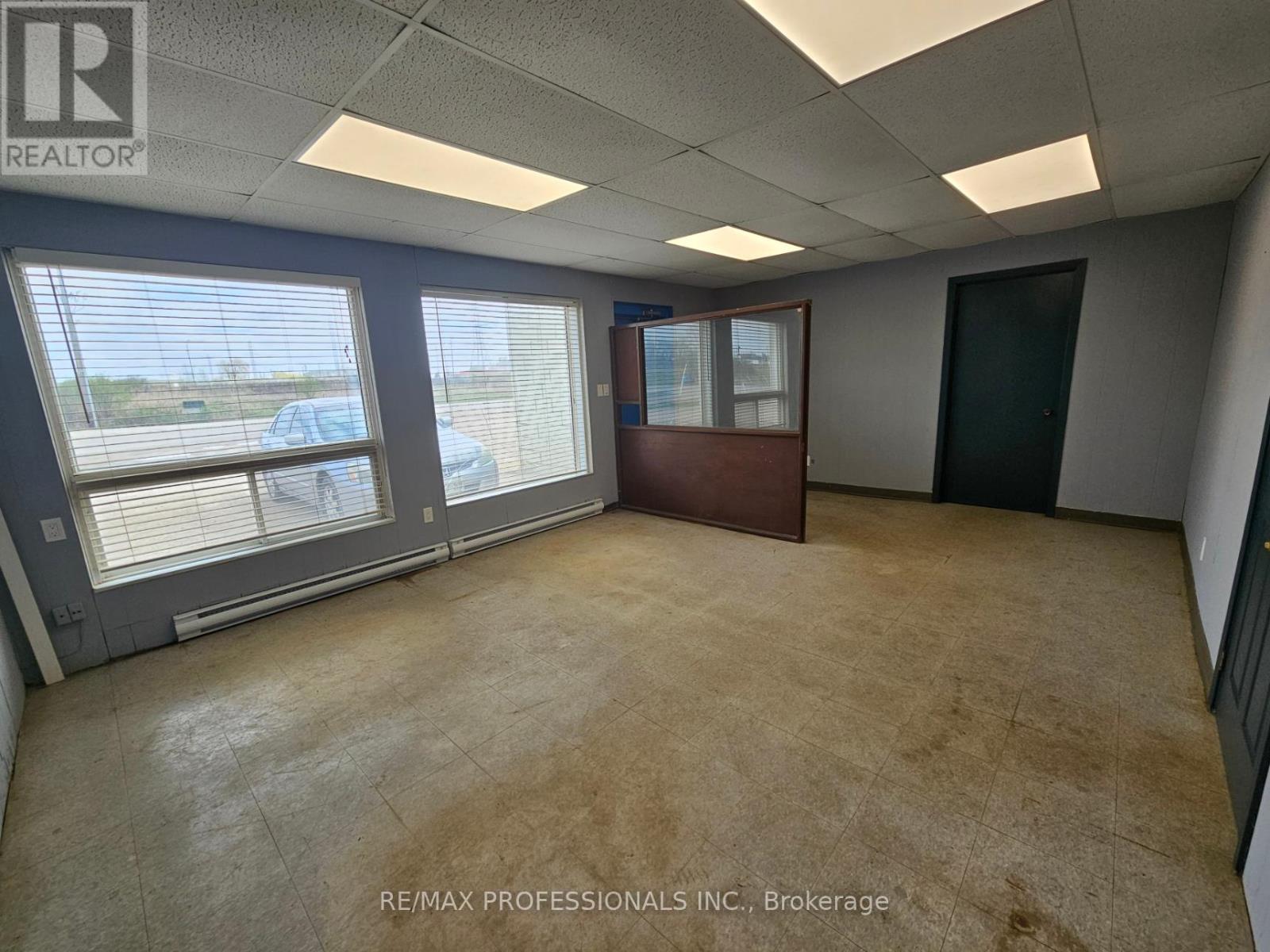 72 Lewis Road, Guelph, Ontario  N1H 1G1 - Photo 3 - X12112272