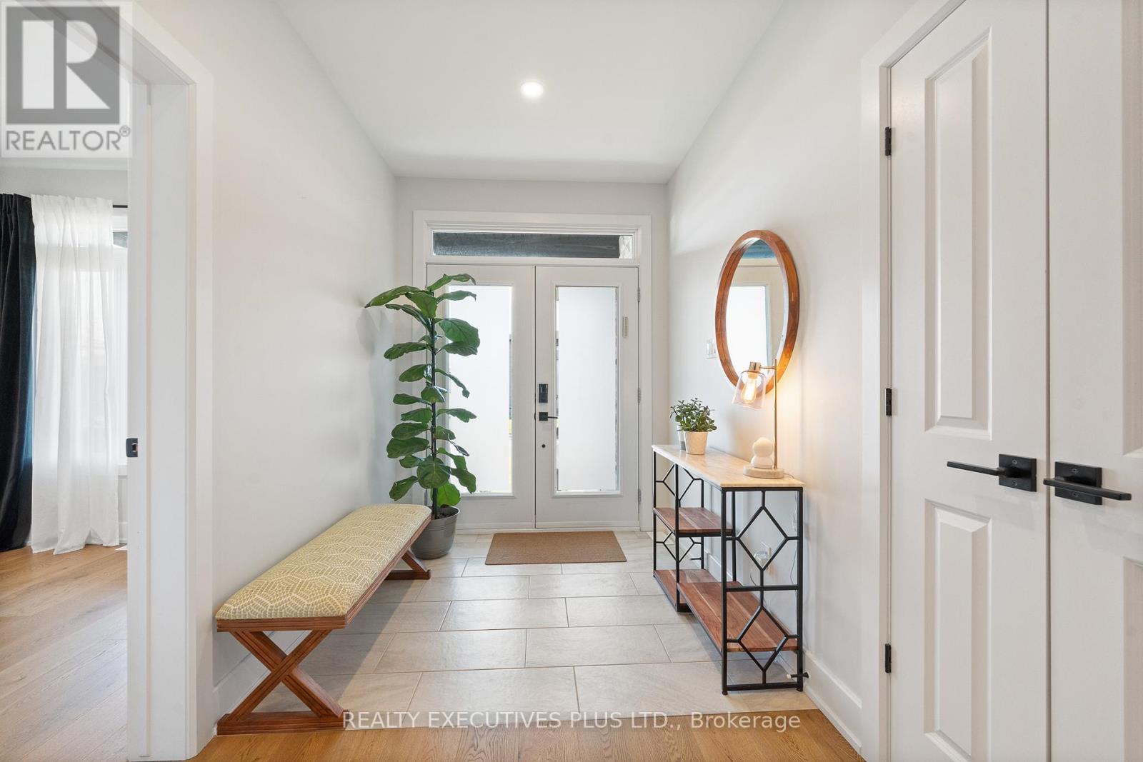 Property at 1299 DIAMOND STREET image 3