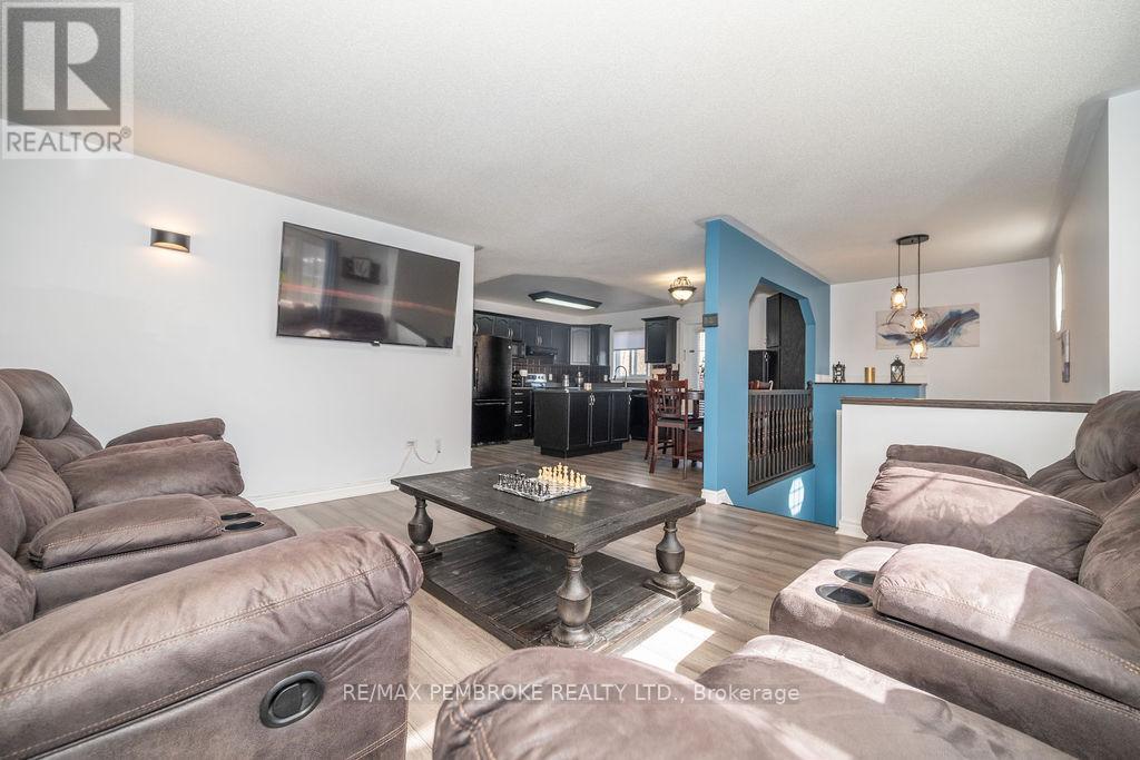 65 Fred Street, Petawawa, Ontario  K8H 0A4 - Photo 12 - X12132339
