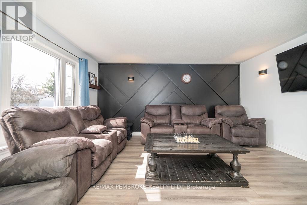 65 Fred Street, Petawawa, Ontario  K8H 0A4 - Photo 10 - X12132339