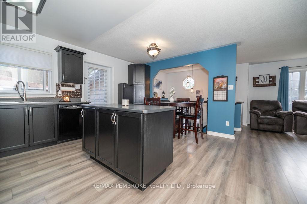 65 Fred Street, Petawawa, Ontario  K8H 0A4 - Photo 16 - X12132339