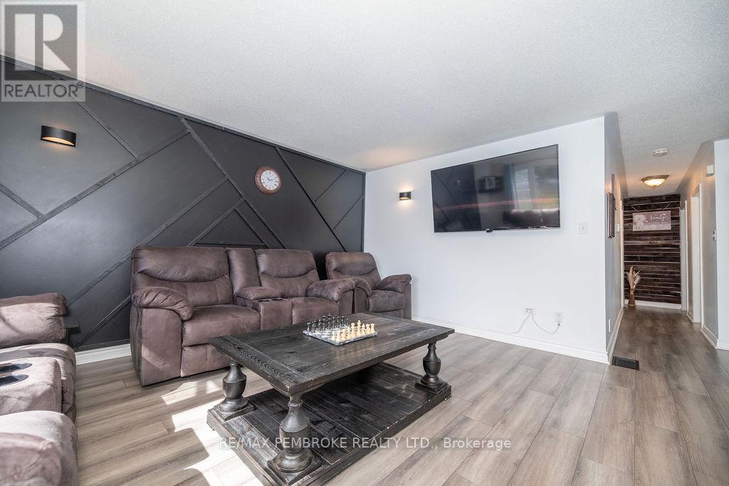 65 Fred Street, Petawawa, Ontario  K8H 0A4 - Photo 11 - X12132339