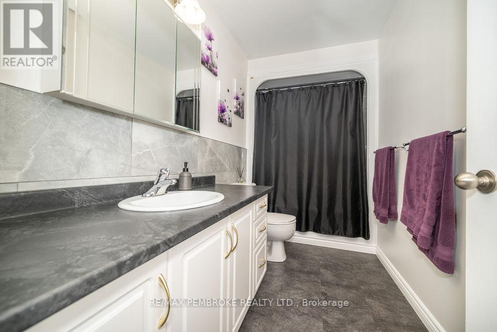 65 Fred Street, Petawawa, Ontario  K8H 0A4 - Photo 19 - X12132339