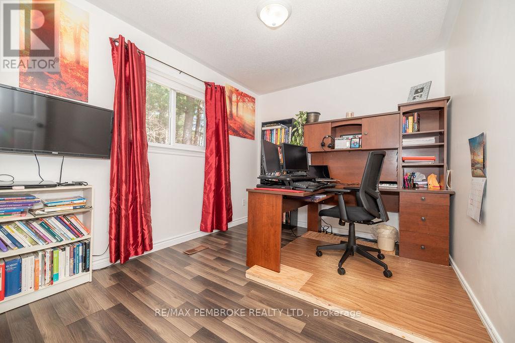 65 Fred Street, Petawawa, Ontario  K8H 0A4 - Photo 25 - X12132339
