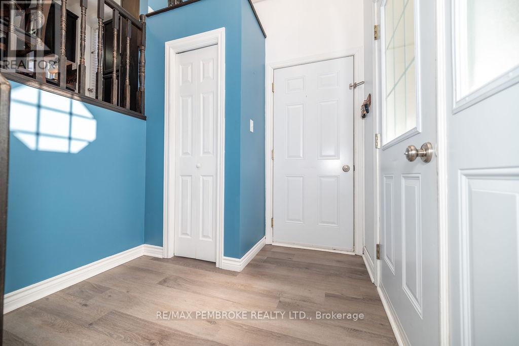 65 Fred Street, Petawawa, Ontario  K8H 0A4 - Photo 7 - X12132339