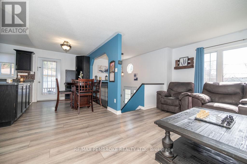 65 Fred Street, Petawawa, Ontario  K8H 0A4 - Photo 8 - X12132339