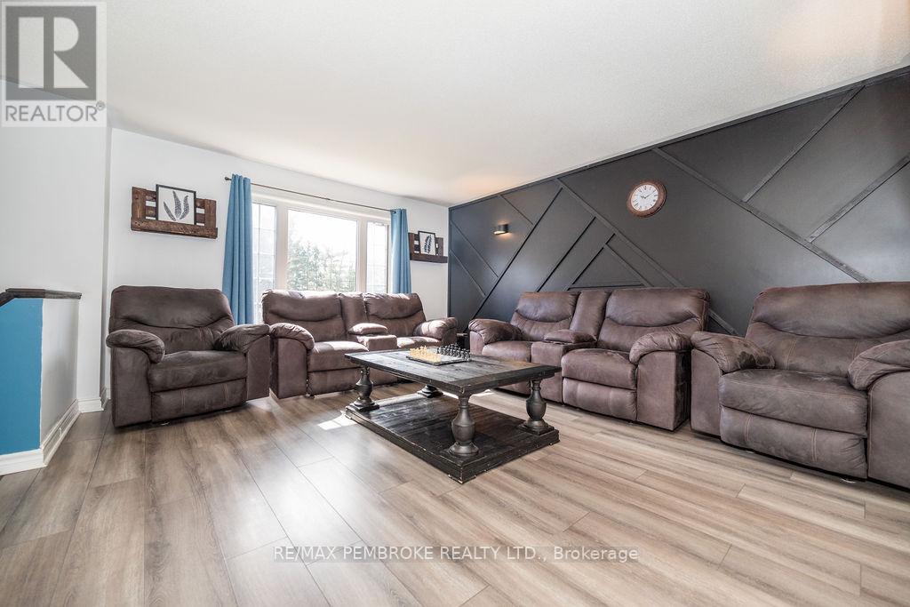 65 Fred Street, Petawawa, Ontario  K8H 0A4 - Photo 9 - X12132339